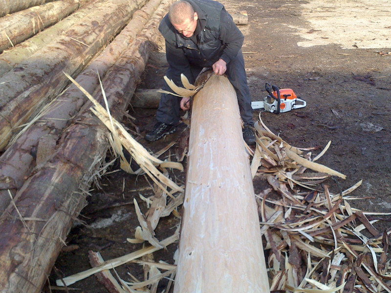 stavba srubu - ruční odkornění