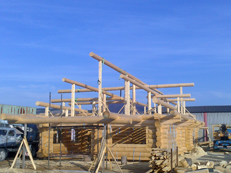 stavba srubu - dokončený skelet s vlašským krovem připravený na montáž