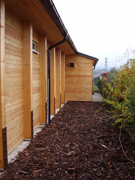 detail těžký dřevěný skelet vetknutý do betonu