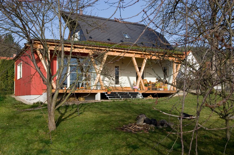 dřevostavba a zděný dům