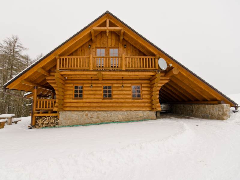 srub z kulatiny masivní dřevostavba exteriér