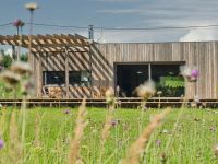 Dřevostavba - jednopodlažn&iacute; dům s plochou střechou a terasou.