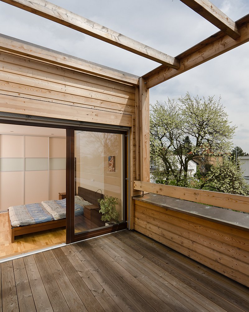 drevostavba-interier-loznice-velkoformatova-posuvna-okna-drevena-terasa
