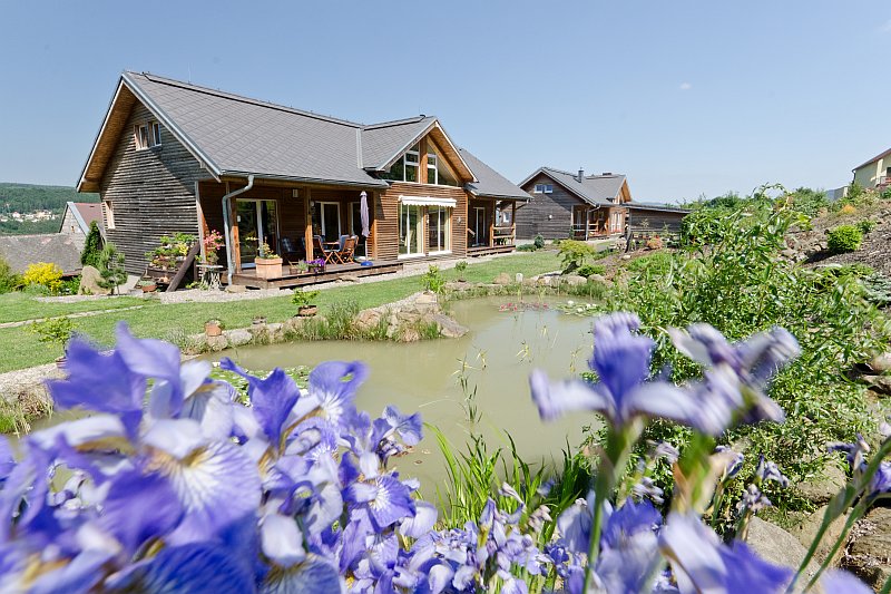 patrova-drevostavba-drevena-fasada-exterier-zahrada-jezirko-kvetiny