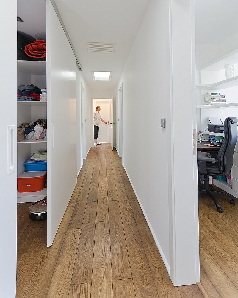 prizemni-drevostavba-bungalov-interier-dispozice-chodba-drevena-podlaha