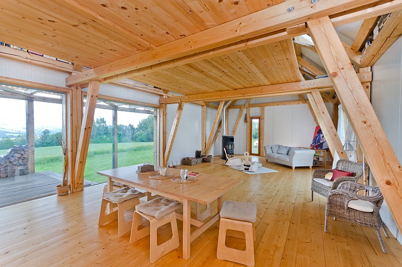 prizemni-drevostavba-bungalov-interier-hlavni-obytny-prostor-drevena-podlaha-vstup-do-zahrady