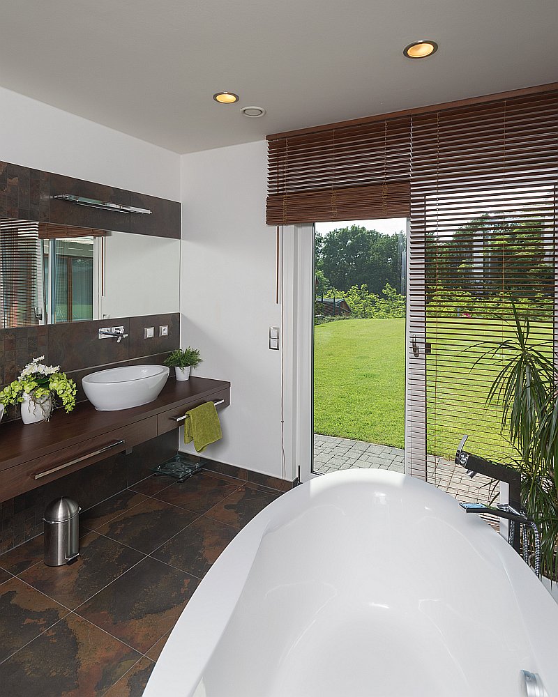 prizemni-drevostavba-bungalov-interier-koupelna-volne-stojici-vana-vyhled-do-zahrady