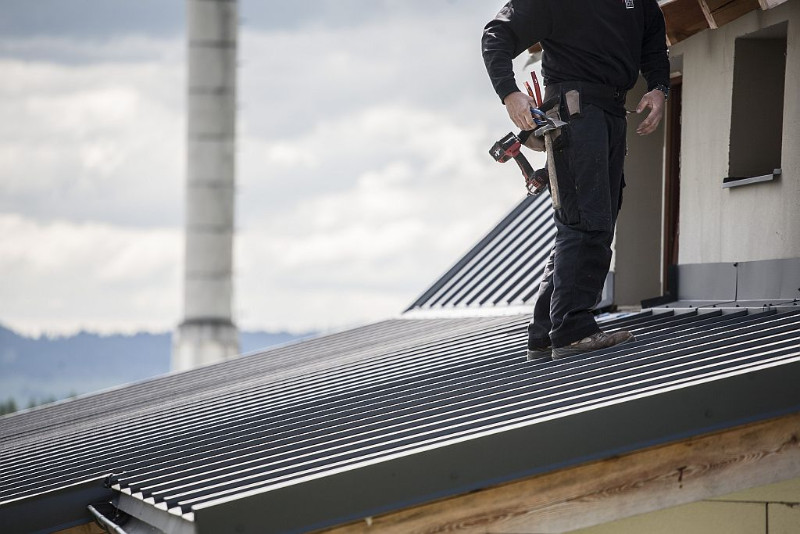 6. Klempíř Michal vkládá kviker do svého sotůrku