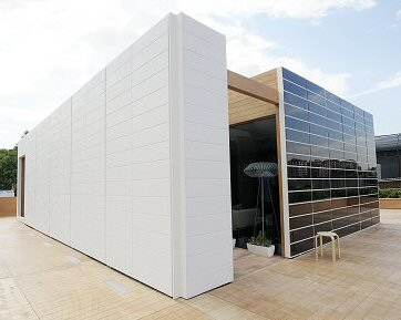 instalace sol&aacute;rn&iacute;ch panelů na obvodov&eacute; stěně budovy