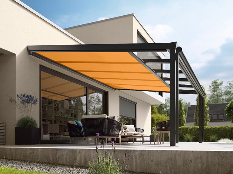 markýza u dřevostavby stínění