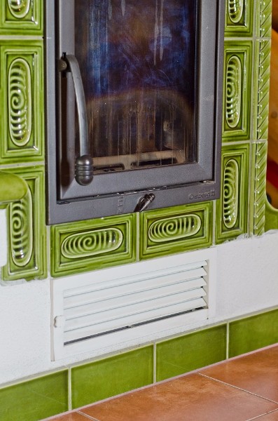 kachlová kamna detail dvířek