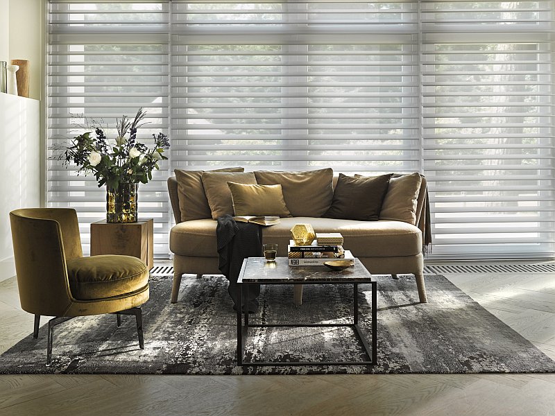 sil-sunsystem-interier-nabytek-drevena-podlaha-koberec-zaluzie