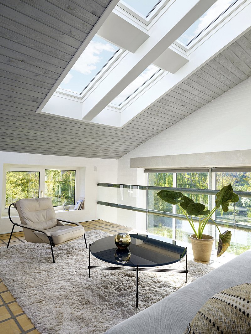 velux-interier-podkrovi-nabytek-kvetina-dekorace-koberec-stresni-okna