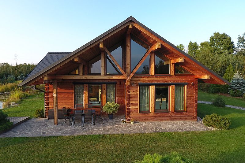 nejkrasnejsi-masivni-drevostavba-roku-2018-masivni-roubenka-z-cedroveho-dreva-domov-v-jemnych-tonech-cedroveho-dreva
