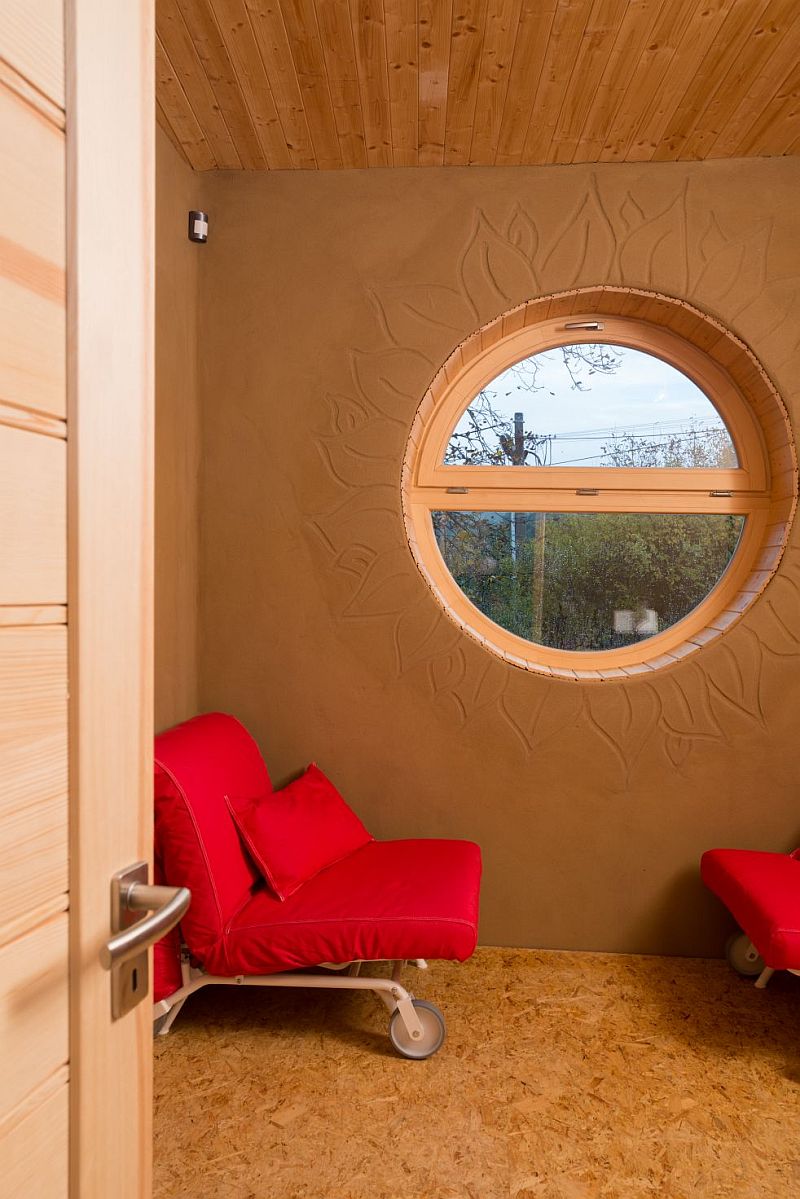 drevo-a-hlinene-omitky-v-interieru-drevostavby