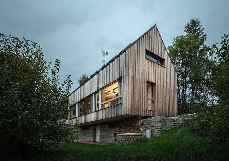 dum-tancici-mezi-skalnimi-masivy-cely-dum