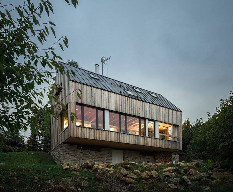 dum-tancici-mezi-skalnimi-masivy-dum