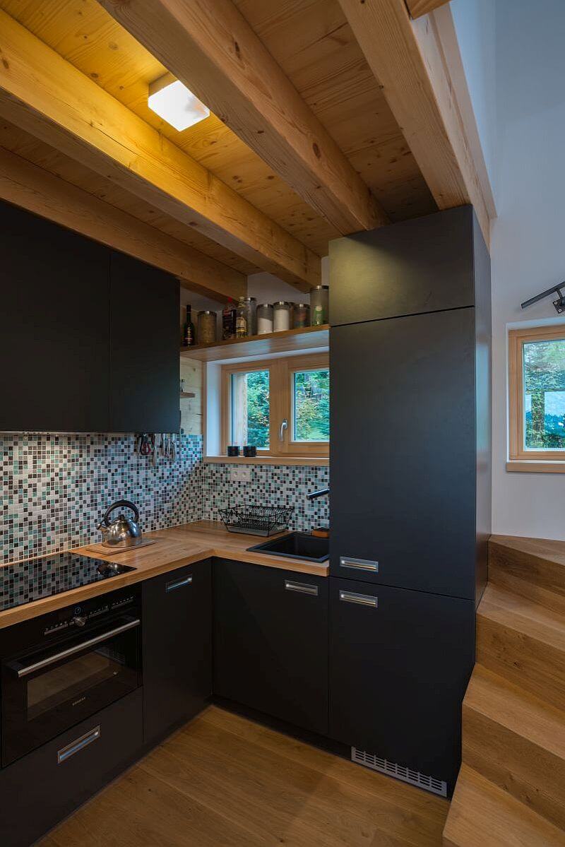 dum-tancici-mezi-skalnimi-masivy-kuchyne