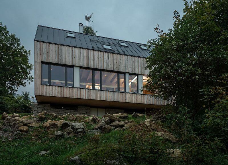 dum-tancici-mezi-skalnimi-masivy-proskleni-domu