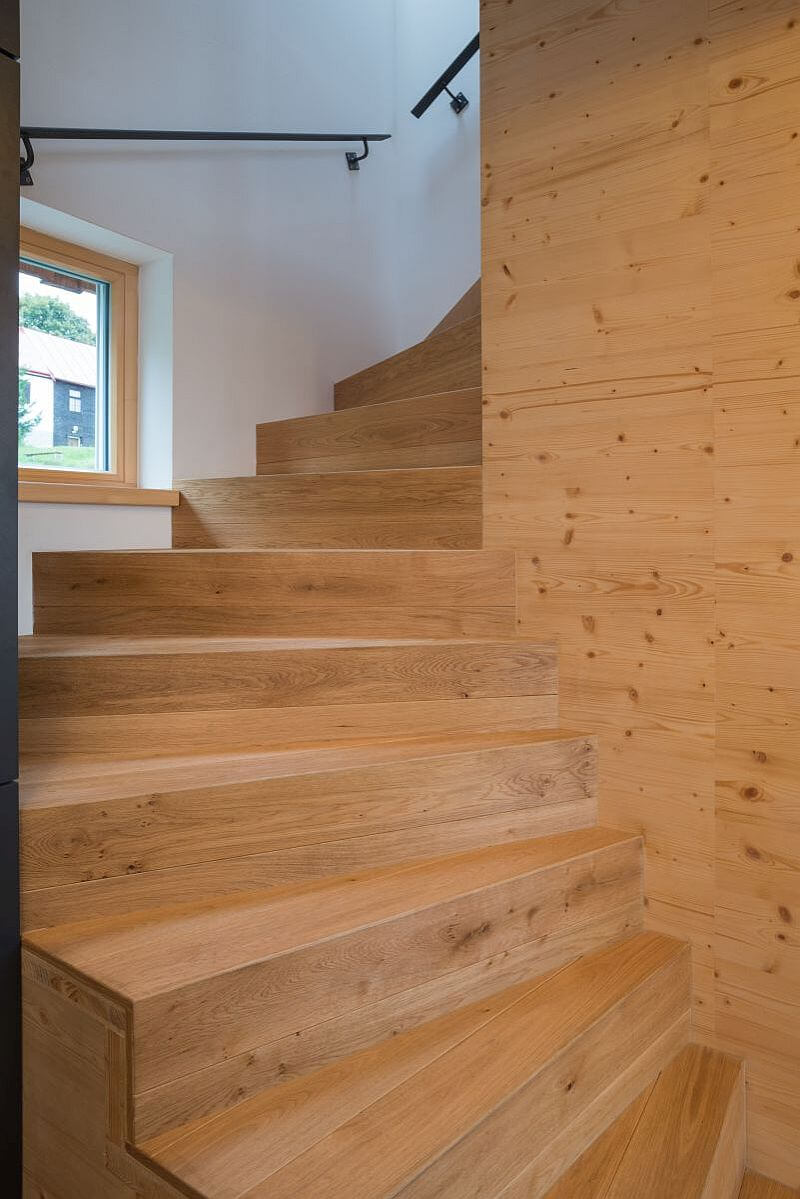 dum-tancici-mezi-skalnimi-masivy-schodiste