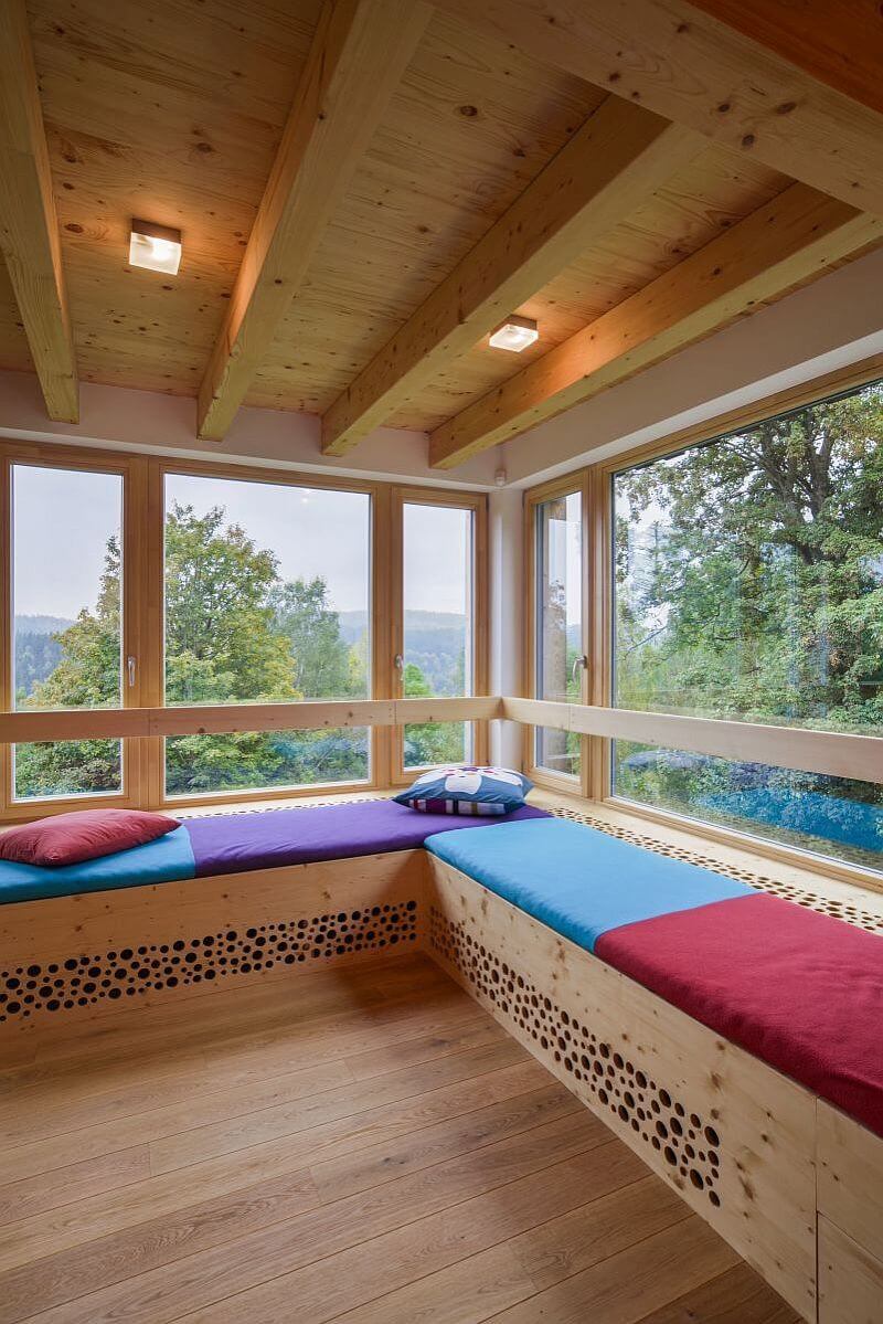 dum-tancici-mezi-skalnimi-masivy-sedaci-lavice