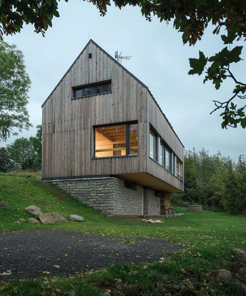 dum-tancici-mezi-skalnimi-masivy-stit-domu