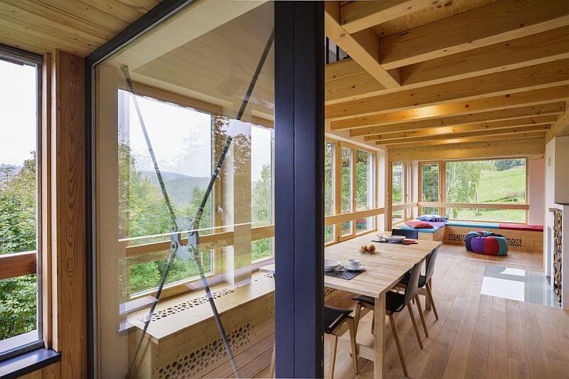 dum-tancici-mezi-skalnimi-masivy-vchod-do-mistnosti