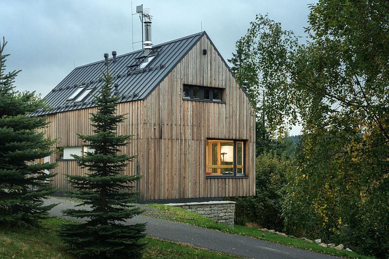 dum-tancici-mezi-skalnimi-masivy-zezadu