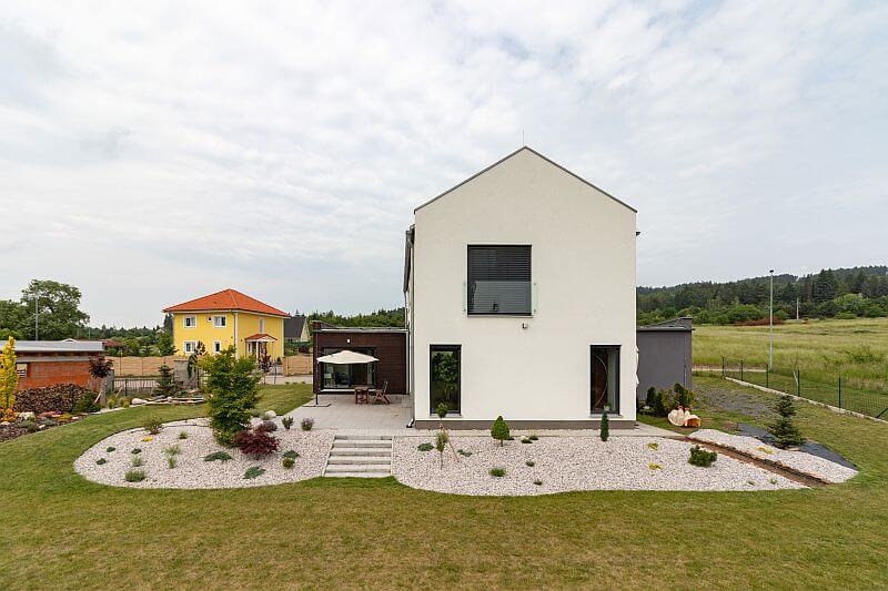 montovana-drevostavba-Wolf-System-celo-domu-se-zahradou