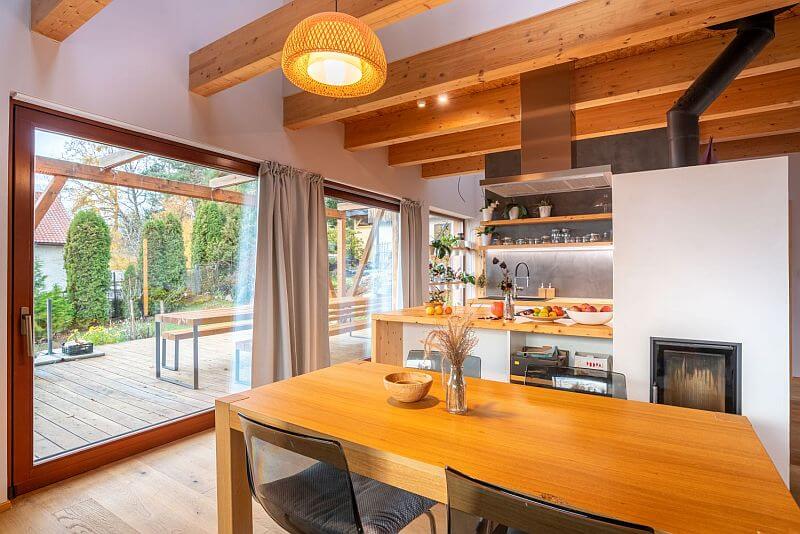 drevostavba-ekopanely-jidelna-s-kuchyni