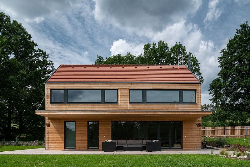 navsteva-drevostavby-hezky-pohodlny-usporny-3ae-exterier-drevena-fasada-terasa-stineni-tinified