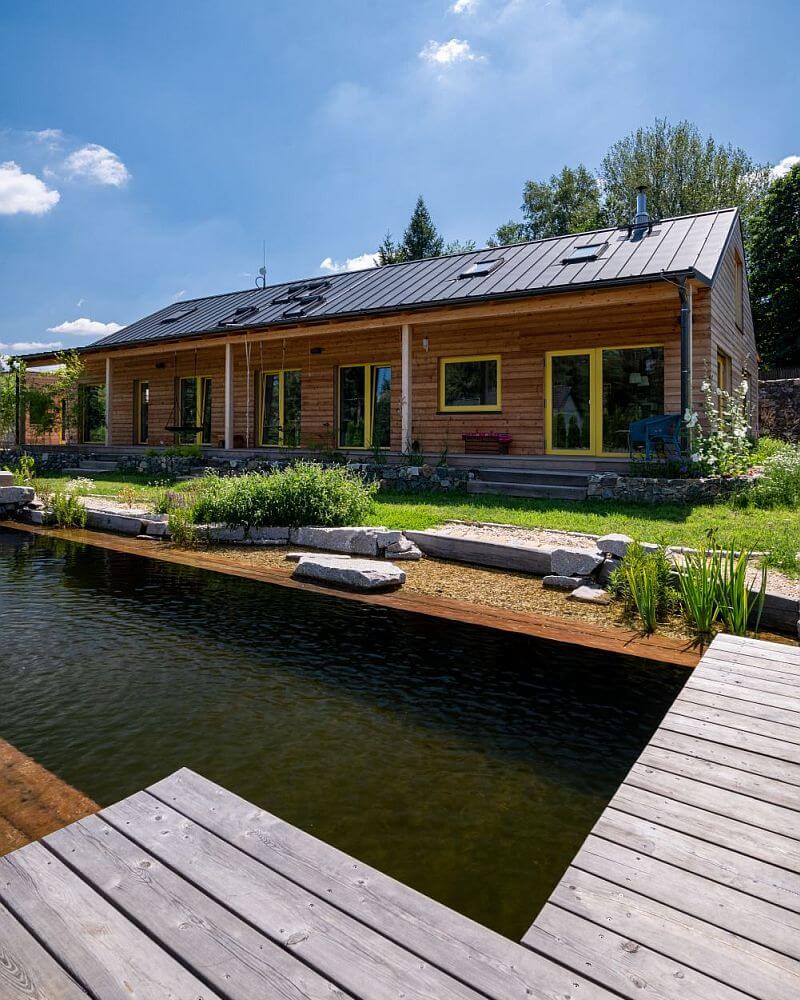 navsteva-drevostavby-spokojene-proti-zvyklostem-3ae-novahome-exterier-zahrada-jezirko-tinified