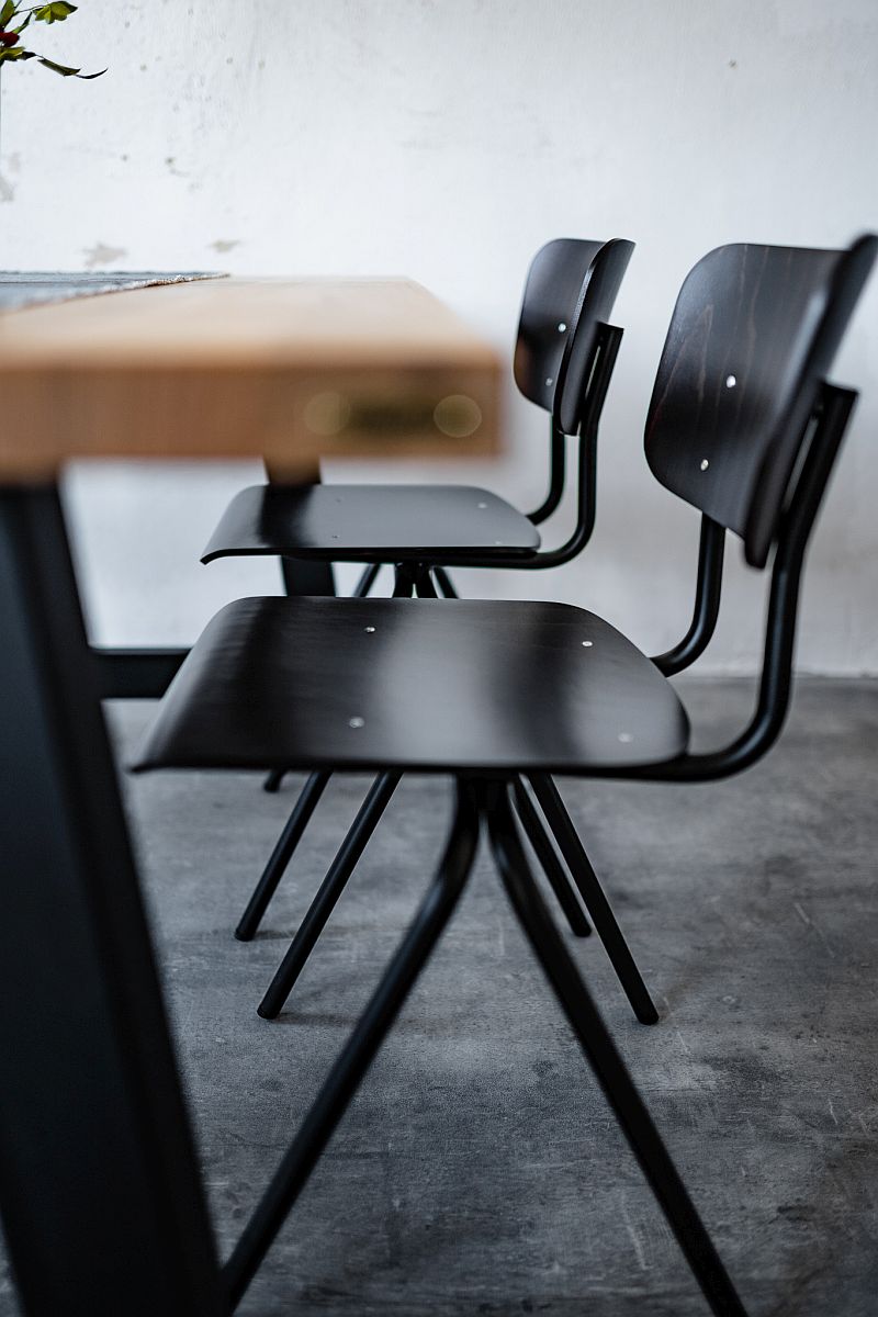 masivni-dreveny-nabytek-zidle-se-stolem