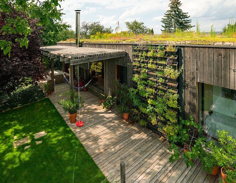 v-naruci-zahrady-zelena-strecha