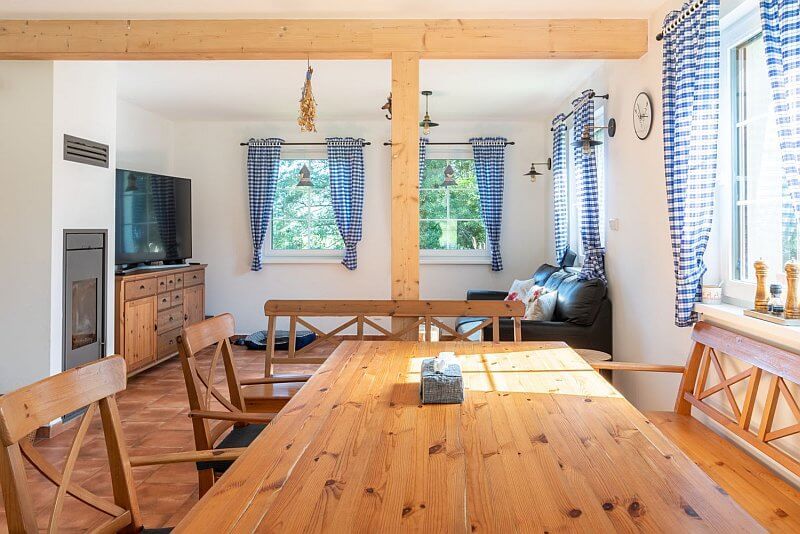 drevostavba-v-CHKO-jidelni-stul