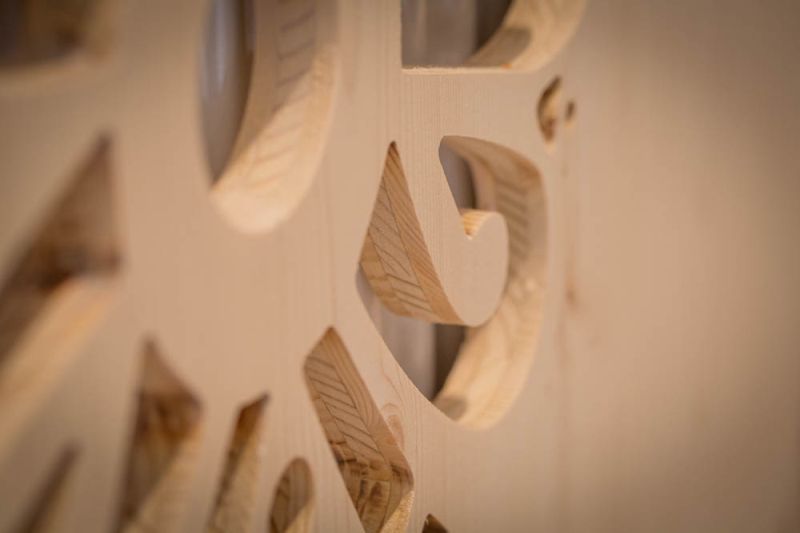 DrevoaStavby.cz | Dřevo na stěnách a stropech v interiéru | biodeska s vyřezaným motivem DrevoaStavby.cz | Dřevo na stěnách a stropech v interiéru | biodeska s vyřezaným motivem