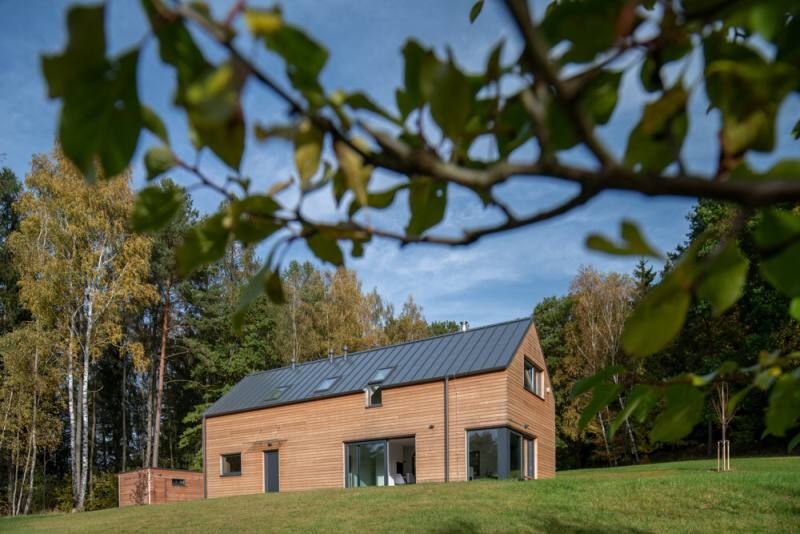 DrevoaStavby.cz | Tvarově čistá dřevostavba ve svažitém pozemku DrevoaStavby.cz | Tvarově čistá dřevostavba ve svažitém pozemku