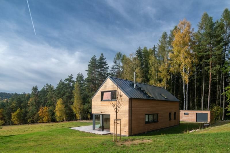 DrevoaStavby.cz | Tvarově čistá dřevostavba ve svažitém pozemku DrevoaStavby.cz | Tvarově čistá dřevostavba ve svažitém pozemku