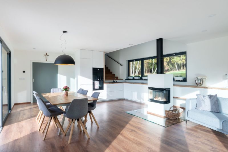 DrevoaStavby.cz | Tvarově čistá dřevostavba ve svažitém pozemku DrevoaStavby.cz –Tvarově čistá dřevostavba ve svažitém pozemku-interiér-hlavní obytná místnost