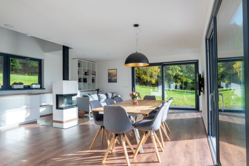 DrevoaStavby.cz | Tvarově čistá dřevostavba ve svažitém pozemku DrevoaStavby.cz –Tvarově čistá dřevostavba ve svažitém pozemku-interiér-jídelní stůl