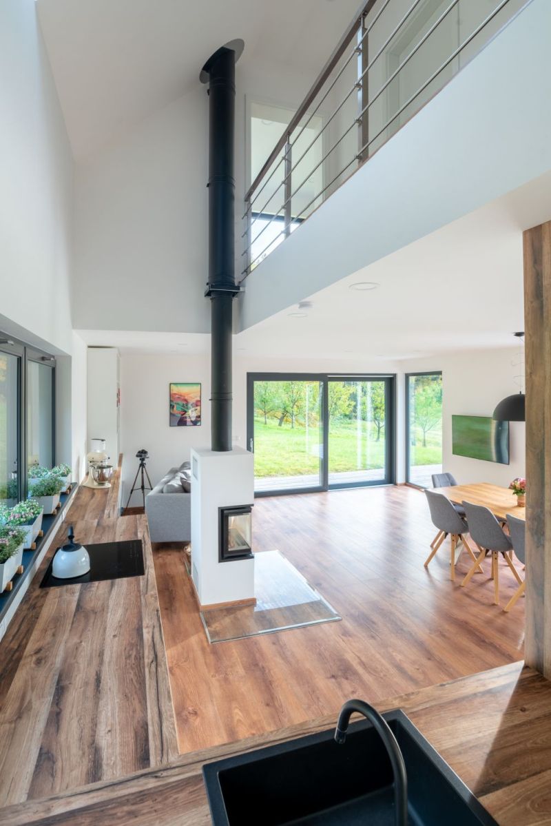 DrevoaStavby.cz | Tvarově čistá dřevostavba ve svažitém pozemku DrevoaStavby.cz –Tvarově čistá dřevostavba ve svažitém pozemku-interiér-krb