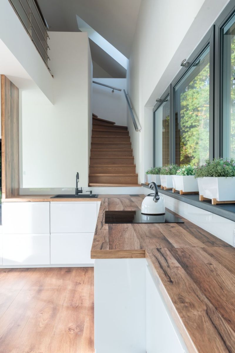 DrevoaStavby.cz | Tvarově čistá dřevostavba ve svažitém pozemku DrevoaStavby.cz –Tvarově čistá dřevostavba ve svažitém pozemku-interiér-kuchyňská linka