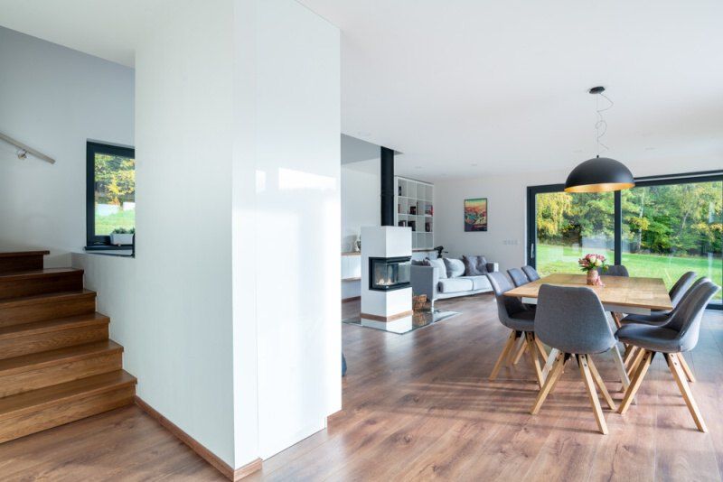 DrevoaStavby.cz | Tvarově čistá dřevostavba ve svažitém pozemku DrevoaStavby.cz –Tvarově čistá dřevostavba ve svažitém pozemku-interiér-spodní patro