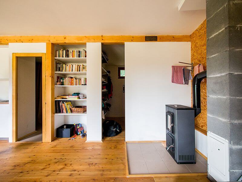 moderni-chata-kamna-v-interieru