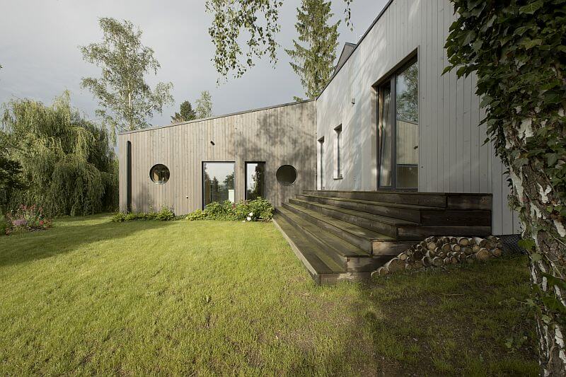 navsteva-holubi-dum-schody-do-domu-ze-zahrady