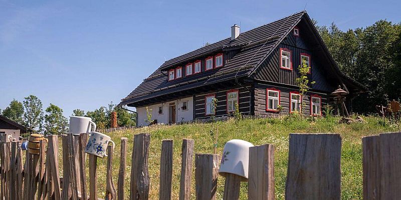 navsteva-drevostavby-vysnene-bydleni-v-tradicnim-stylu-roubenky-strihavka-exterier-dreveny-plot-zahrada-tinified