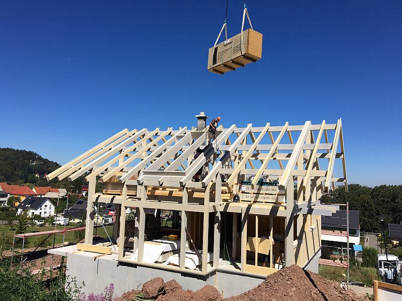 tezky-dreveny-skelet-kostrukce-drevostavby-stavba-web