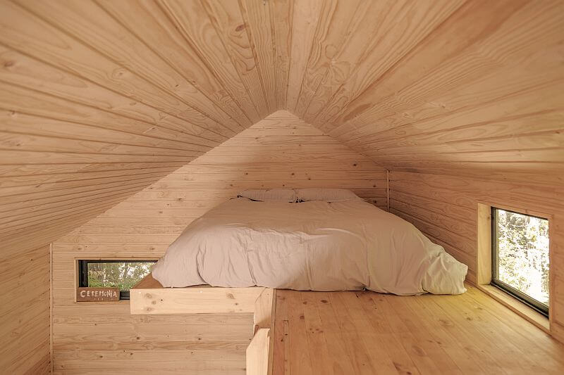 utulna-ve-skalach-spaci-patro