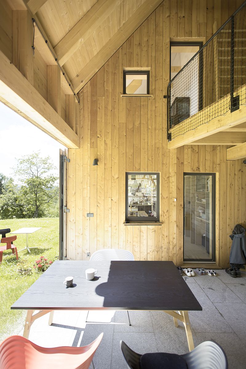 TFH-drevene-skeletove-domy-drevostavba-venkovni-kryte-sezeni