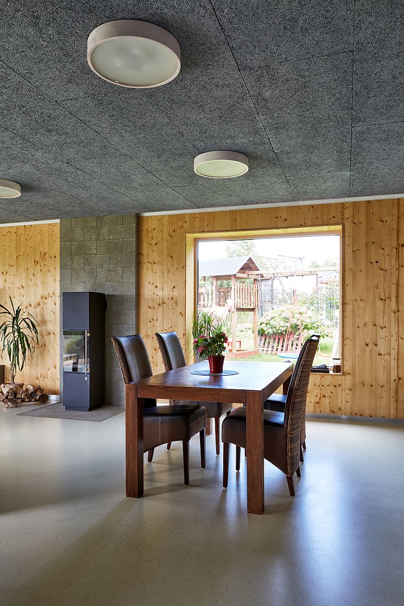 zdeny-dum-a-drevena-pristavba-jidelni-stul